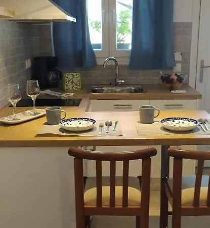 Golden Mile Studio-apartment Ípszosz